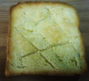 烤箱180度预热，放入烤箱中层，烤至吐司两面上色，取出备用；