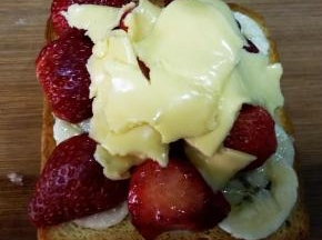 再把草莓和奶酪片放在香蕉片； 放入180度烤箱中层，等奶酪片融化上色后取出。