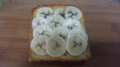 把香蕉片铺在烤好的吐司片上；