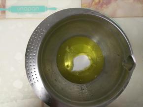 蛋清中加入几滴柠檬和细砂糖
