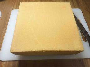 取出后，震摔出热气，立即倒扣，至凉透后脱模