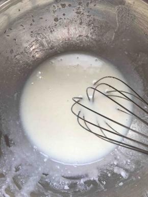 牛奶和香草精和油搅拌均匀