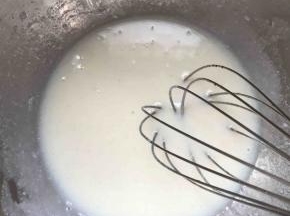 牛奶和香草精和油搅拌均匀