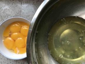 首先戚风制作：分蛋，蛋盆无水无油。