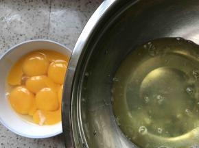首先戚风制作：分蛋，蛋盆无水无油。