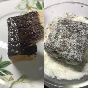 在蛋糕块表面刷一层巧克力酱，然后滚一层椰蓉。