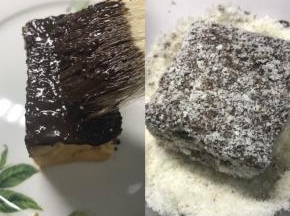 在蛋糕块表面刷一层巧克力酱，然后滚一层椰蓉。