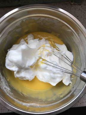  取三分之一蛋白混合蛋黄糊，翻拌手法拌匀。