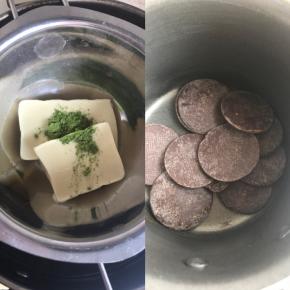 黑巧克力和奶油5克一起隔水融化。白巧克力和一小勺抹茶粉和奶油5克一起隔水融化搅匀。