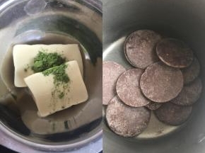 黑巧克力和奶油5克一起隔水融化。白巧克力和一小勺抹茶粉和奶油5克一起隔水融化搅匀。