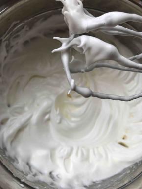 蛋白分三次加糖打至干性发泡