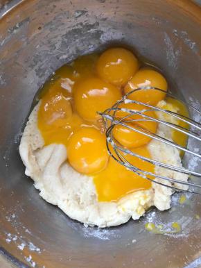 筛入面粉搅拌均匀，加入蛋黄，搅拌均匀。