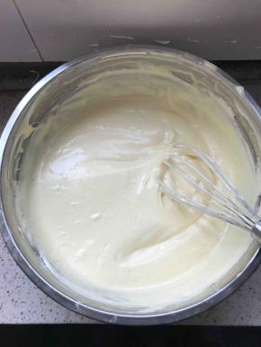 再倒回蛋白盆内，翻拌均匀。