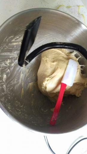 把全部材料加在一起除了黄油，酵母和盐巴分开放，用厨师机1挡搅拌，搅拌到出筋后，加入黄油。黄油切小块，提前拿出来室温软化，但是不要融化，黄油分4次加入厨师机搅拌均匀。搅拌到出膜！