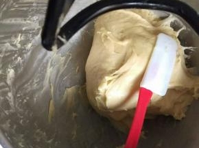 把全部材料加在一起除了黄油，酵母和盐巴分开放，用厨师机1挡搅拌，搅拌到出筋后，加入黄油。黄油切小块，提前拿出来室温软化，但是不要融化，黄油分4次加入厨师机搅拌均匀。搅拌到出膜！