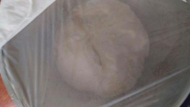 这个时候面团很油，也是很黏，正常的。搅拌出膜后准备1发，放22~28度发酵，发酵1倍大，大概1-2小时。