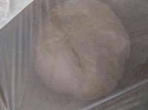 这个时候面团很油，也是很黏，正常的。搅拌出膜后准备1发，放22~28度发酵，发酵1倍大，大概1-2小时。