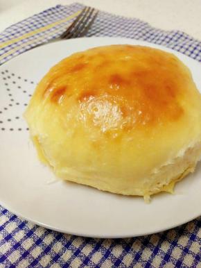 30分钟后拿出来排气重新揉圆，放入烤箱，烤箱里面放1大碗热水，准备2发，发1个小时，大概发2-2.5倍大。