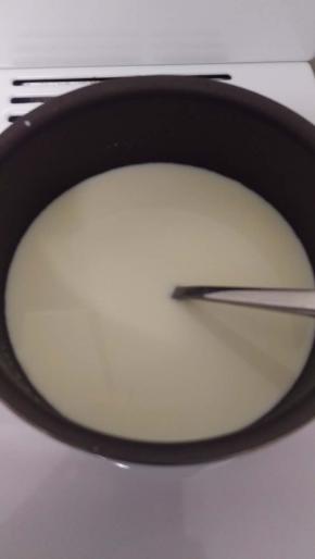 把牛奶和淡奶用小火加热同时一直搅拌到小滚马上关火。
