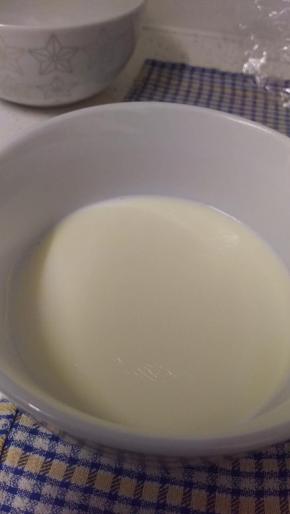 把牛奶煮好后马上倒入碗中，让它凉一些些后，表面就出现一层奶皮。