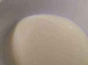 把牛奶煮好后马上倒入碗中，让它凉一些些后，表面就出现一层奶皮。