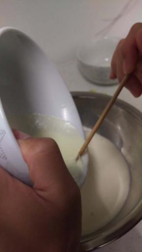 用筷子顶住奶皮，慢慢把奶倒出来留住奶皮，这时候碗还要有热度，不能全凉，不然后面奶皮会粘在碗上面。