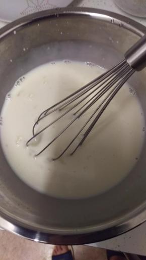 把奶倒入已经搅拌好的蛋清和糖中，搅拌均匀。