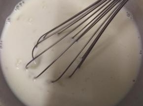 把奶倒入已经搅拌好的蛋清和糖中，搅拌均匀。