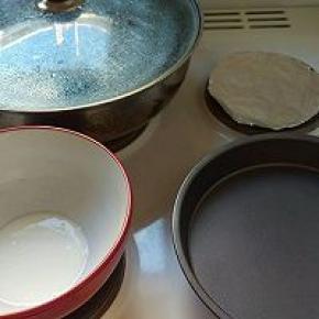 拿了不粘膜具，倒入米浆，不需要全部倒满，家里工具不会平整的。倒入膜的一半都可以的。我就是倒一半。