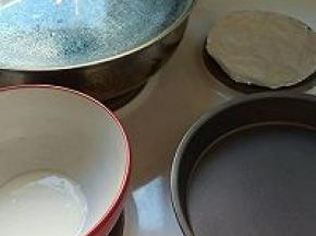 拿了不粘膜具，倒入米浆，不需要全部倒满，家里工具不会平整的。倒入膜的一半都可以的。我就是倒一半。