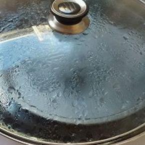 马上放入开水里蒸，蒸大概2-3分钟，看到有小泡泡起来，就可以拿出来咯。