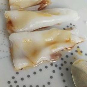 3勺李锦记海鲜酱，2勺芝麻酱(我用日本的)，1勺甜酱油(我用ABC KECAP MANIS),1勺酱清，2/3勺花生酱，3勺热水.均匀搅拌，炒下芝麻，一起放上去，就刚刚好啦！好好吃啊！！！！冷了以后吃的时候再热下就好了。随意用工具把面皮边边挑起来，再卷一下。就好咯！喜欢放料的，可以在卷的时候放料，冷了以后比较Q。