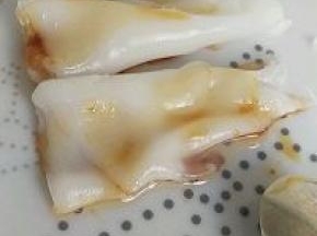 3勺李锦记海鲜酱，2勺芝麻酱(我用日本的)，1勺甜酱油(我用ABC KECAP MANIS),1勺酱清，2/3勺花生酱，3勺热水.均匀搅拌，炒下芝麻，一起放上去，就刚刚好啦！好好吃啊！！！！冷了以后吃的时候再热下就好了。随意用工具把面皮边边挑起来，再卷一下。就好咯！喜欢放料的，可以在卷的时候放料，冷了以后比较Q。