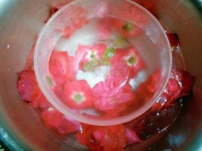 取一个小点的碗放在大碗中间