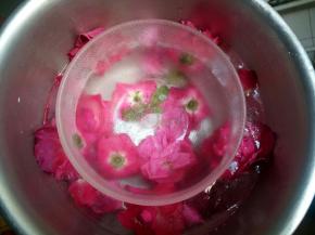 俩碗中间再注入一部分水，再放一些花朵放冰箱冻住