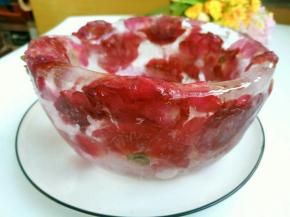 全部完成以后可以用温毛巾擦拭外碗，冰碗就能轻松吞出，用相同方法拿出内碗