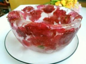 全部完成以后可以用温毛巾擦拭外碗，冰碗就能轻松吞出，用相同方法拿出内碗