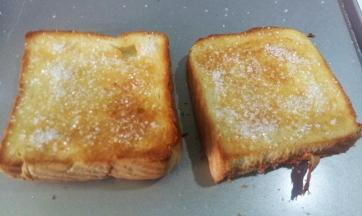 在吐司片上撒上粗粒砂糖。放入烤箱，190度烤3分钟。