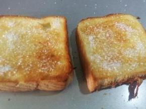 在吐司片上撒上粗粒砂糖。放入烤箱，190度烤3分钟。