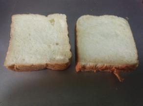 吐司切厚片，放烤箱中层，180度烤至吐司表面上色。