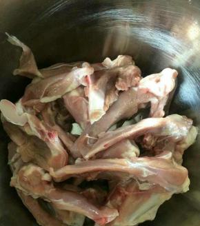 鸭锁骨洗干净，沥干水分，最好对半切开，这样比较容易入味。