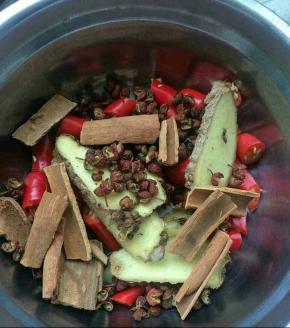 辣椒切丁，生姜切片（辣椒、花椒可因个人喜好调整数量）