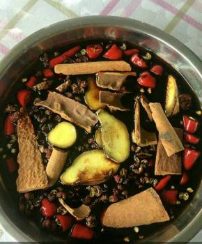 所有配料倒入锅里，放入鸭架，开大煮。