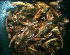 酱油、料酒差不多与鸭架三分之二齐平。煮沸以后改小火闷煮，不时的翻个个（切开煮可以更入味），以便每个部位都受热均匀。