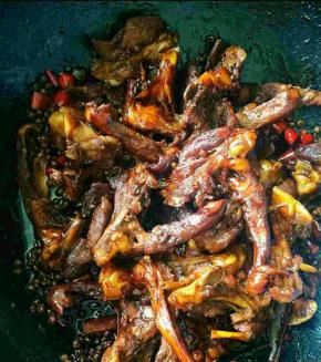 直至锅里的液体差不多闷干，出锅。