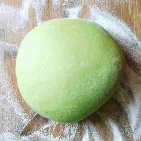 芹菜汁中加入酵母。然后倒入面粉中搅匀，和成光滑的面团