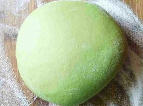 芹菜汁中加入酵母。然后倒入面粉中搅匀，和成光滑的面团