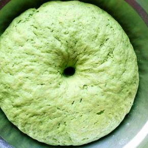 室温密封发酵大约一小时到原面团的两倍大，手戳面团不塌陷不回缩