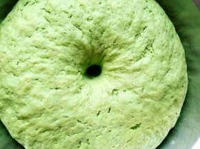 室温密封发酵大约一小时到原面团的两倍大，手戳面团不塌陷不回缩