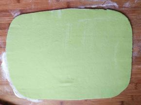 重新把面团揉匀至光滑，然后擀成大约四五毫米厚的长方形面片